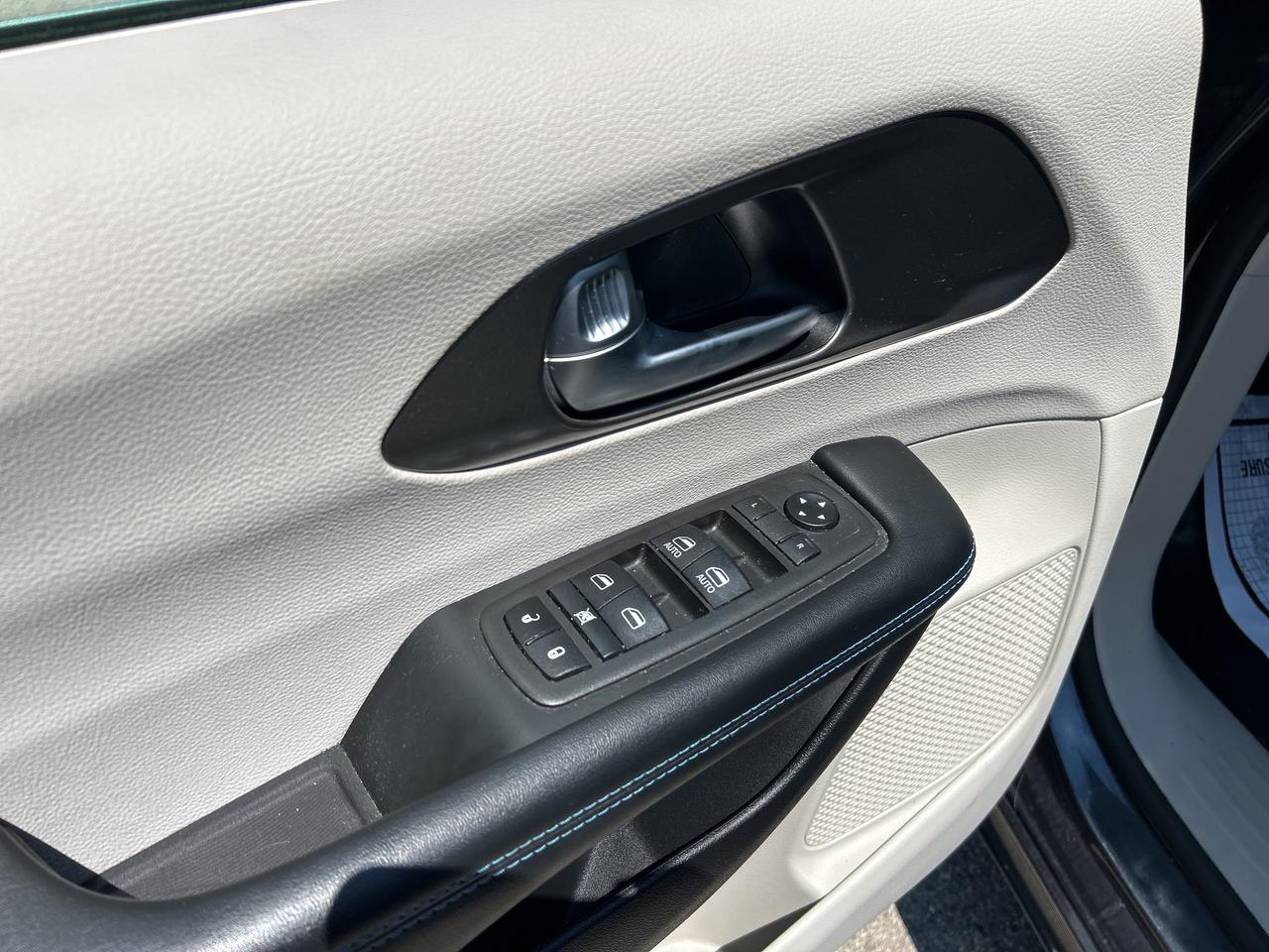 2021 Chrysler Pacifica TOURING, CLEAN CARFAX, AWD, REMOTE START! - Photo #16