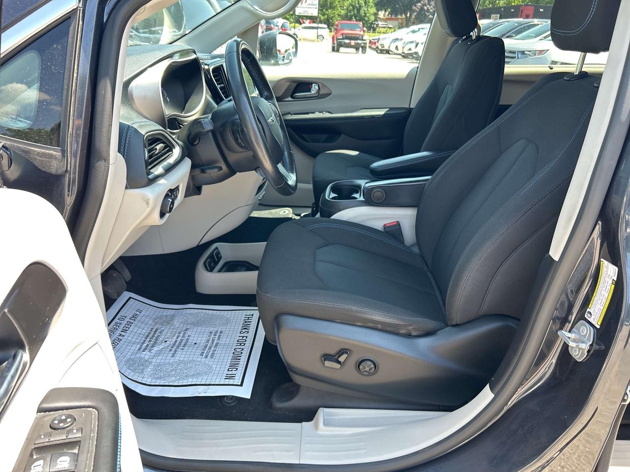 2021 Chrysler Pacifica TOURING, CLEAN CARFAX, AWD, REMOTE START! Photo