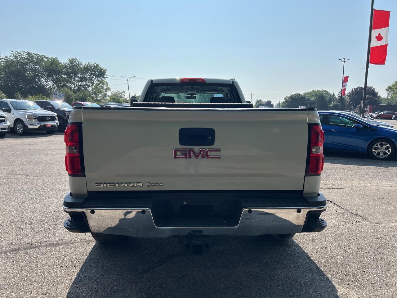 2015 GMC Sierra 2500 HD CLEAN CARFAX, 4X4, NATURAL GAS DUAL FUEL! - Photo #3