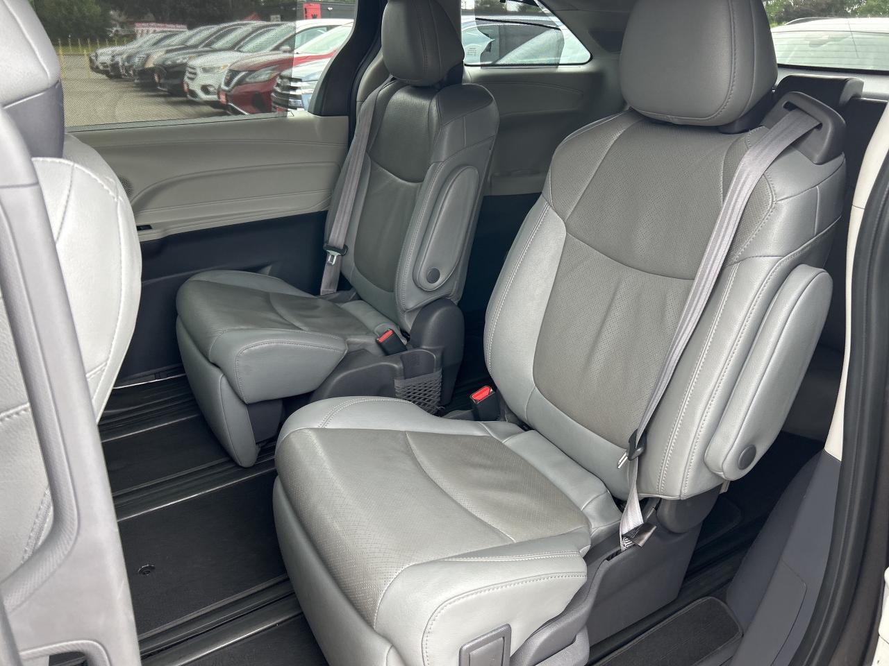 2021 Toyota Sienna LIMITED, HYBRID, CLEAN CARFAX, HEATED LEATHER - Photo #12