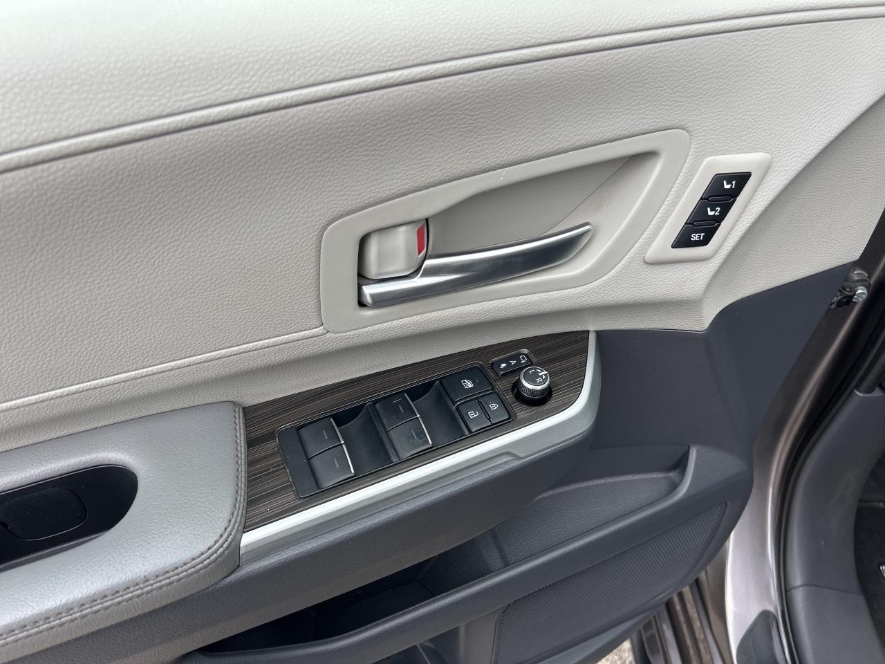 2021 Toyota Sienna LIMITED, HYBRID, CLEAN CARFAX, HEATED LEATHER - Photo #17