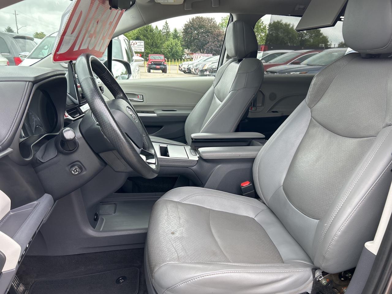 2021 Toyota Sienna LIMITED, HYBRID, CLEAN CARFAX, HEATED LEATHER Photo