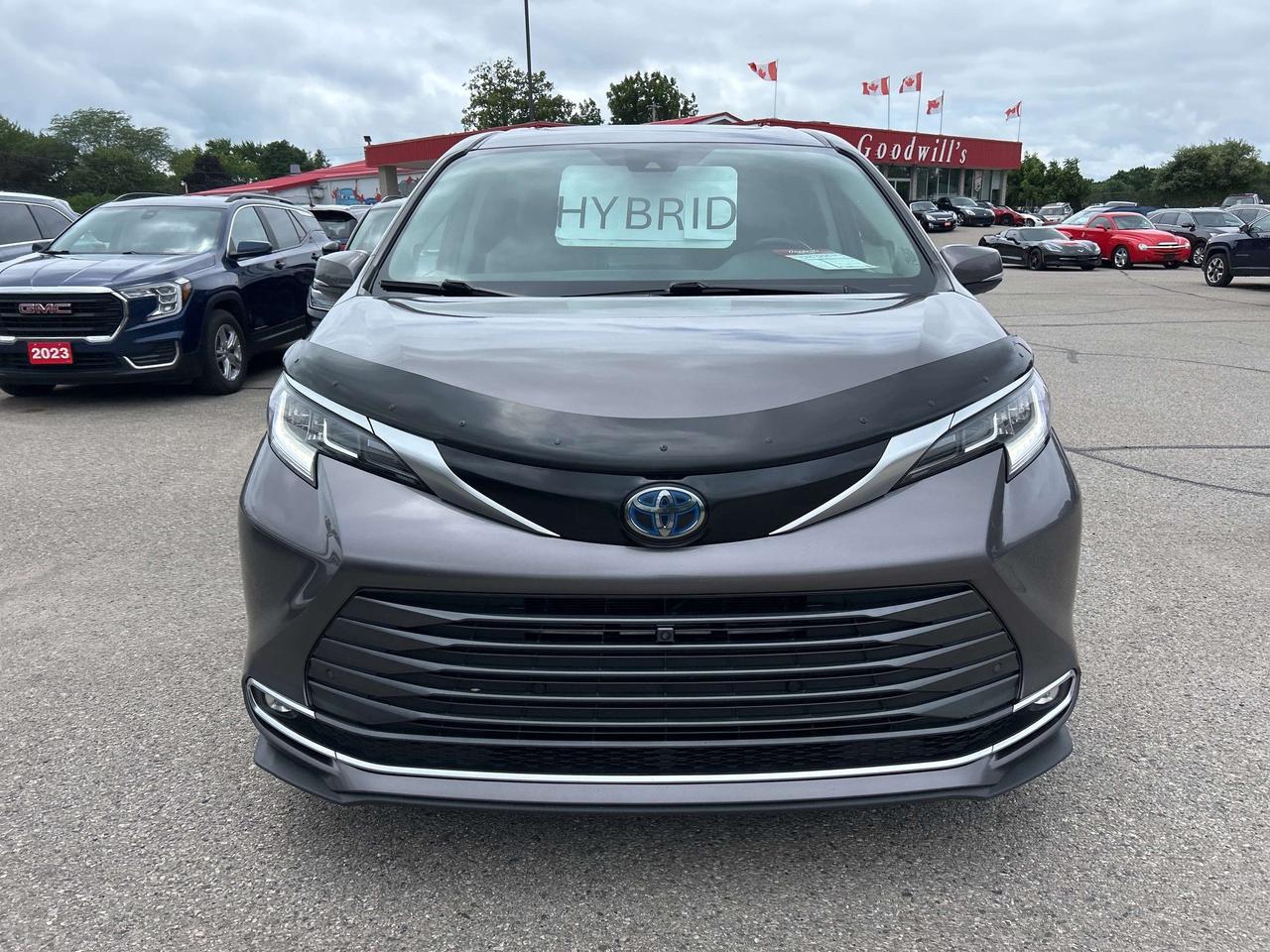 2021 Toyota Sienna LIMITED, HYBRID, CLEAN CARFAX, HEATED LEATHER - Photo #3