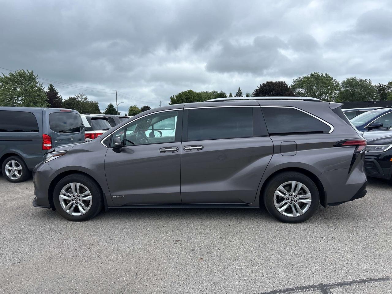 2021 Toyota Sienna LIMITED, HYBRID, CLEAN CARFAX, HEATED LEATHER Photo