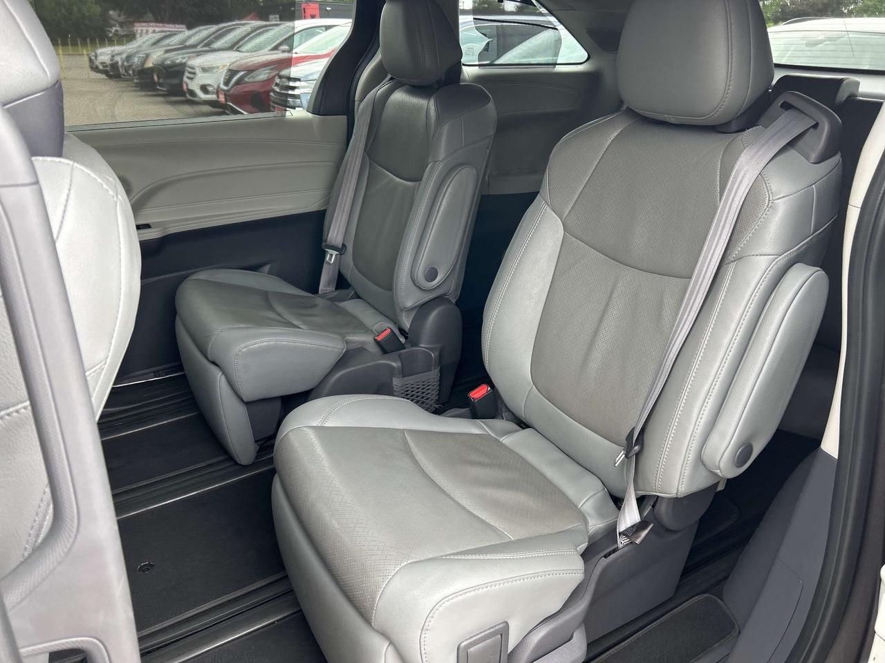 2021 Toyota Sienna LIMITED, HYBRID, CLEAN CARFAX, HEATED LEATHER Photo
