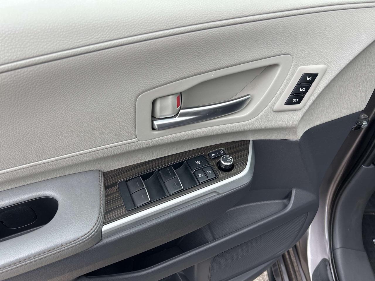 2021 Toyota Sienna LIMITED, HYBRID, CLEAN CARFAX, HEATED LEATHER Photo