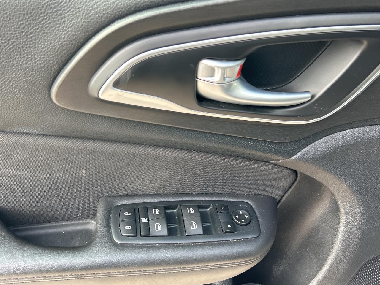 2016 Chrysler 200 LX, CLEAN CARFAX, EXCELLENT SERVICE HISTORY! - Photo #12