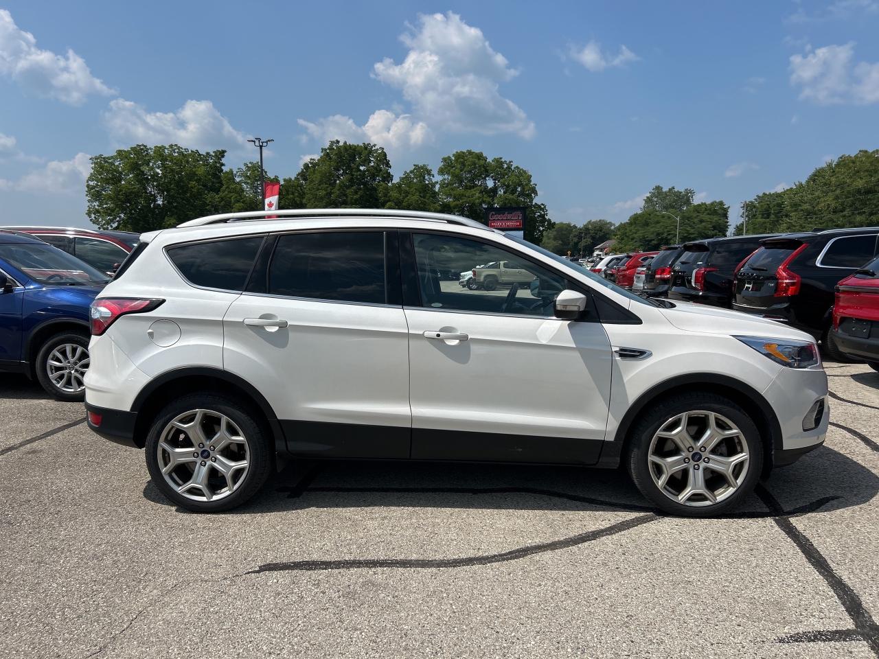 2018 Ford Escape TITANIUM, SUNROOF, REMOTE START, CLEAN CARFAX! - Photo #5