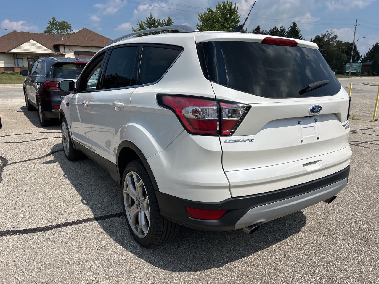 2018 Ford Escape TITANIUM, SUNROOF, REMOTE START, CLEAN CARFAX! - Photo #8