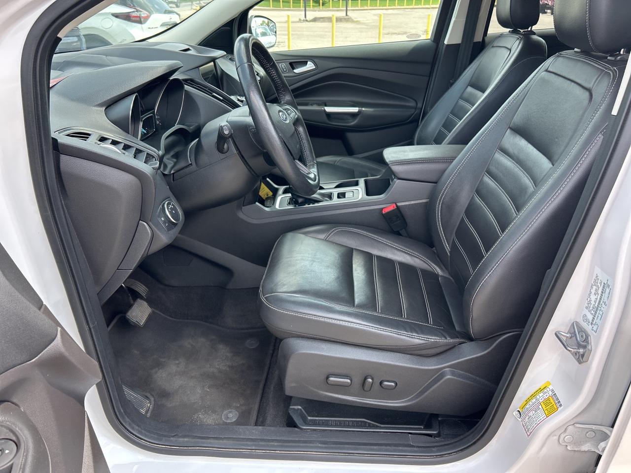 2018 Ford Escape TITANIUM, SUNROOF, REMOTE START, CLEAN CARFAX! - Photo #14