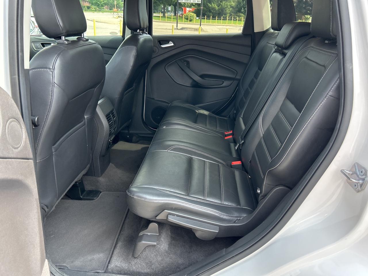 2018 Ford Escape TITANIUM, SUNROOF, REMOTE START, CLEAN CARFAX! - Photo #12