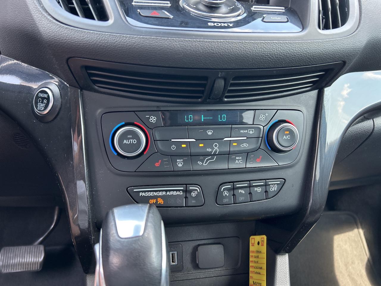 2018 Ford Escape TITANIUM, SUNROOF, REMOTE START, CLEAN CARFAX! - Photo #20