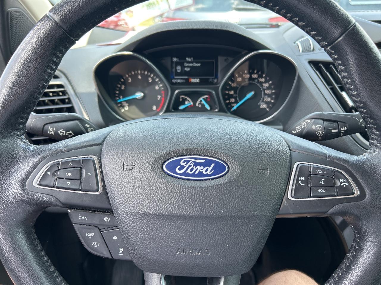 2018 Ford Escape TITANIUM, SUNROOF, REMOTE START, CLEAN CARFAX! - Photo #17