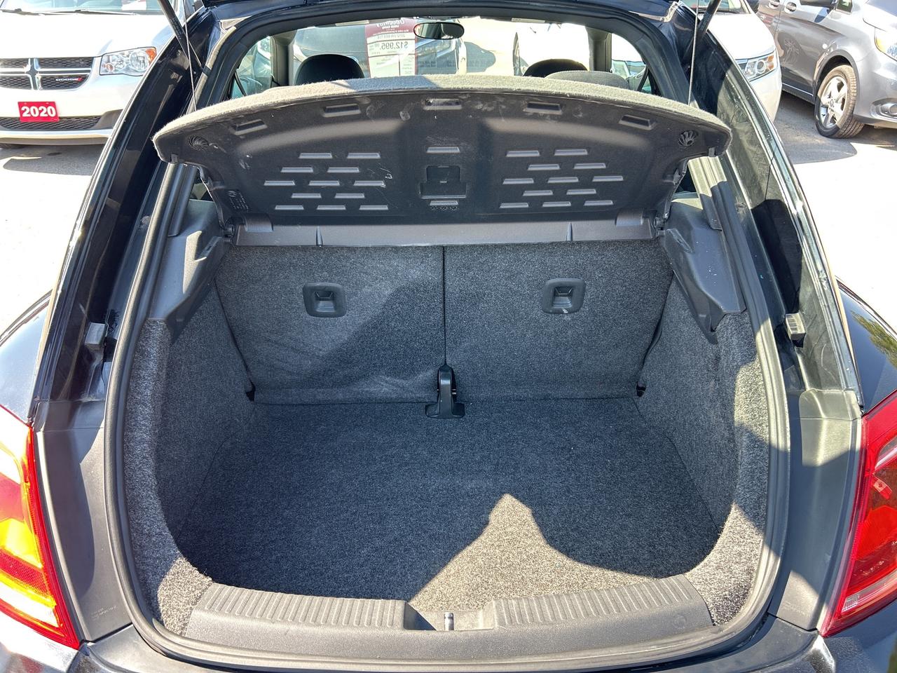 2012 Volkswagen Beetle COMFORTLINE, AUTO, HEATED CLOTH! - Photo #11