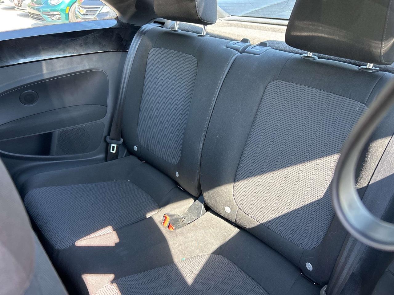 2012 Volkswagen Beetle COMFORTLINE, AUTO, HEATED CLOTH! Photo
