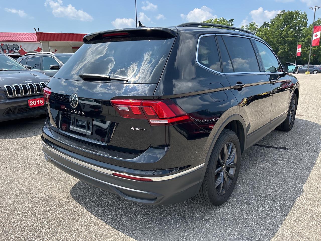 2022 Volkswagen Tiguan SE, LEATHER, CLEAN CARFAX, BACK UP CAMERA! Photo