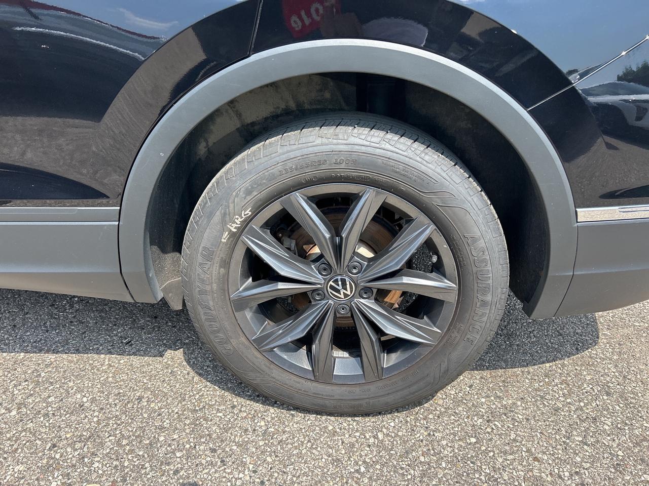 2022 Volkswagen Tiguan SE, LEATHER, CLEAN CARFAX, BACK UP CAMERA! Photo