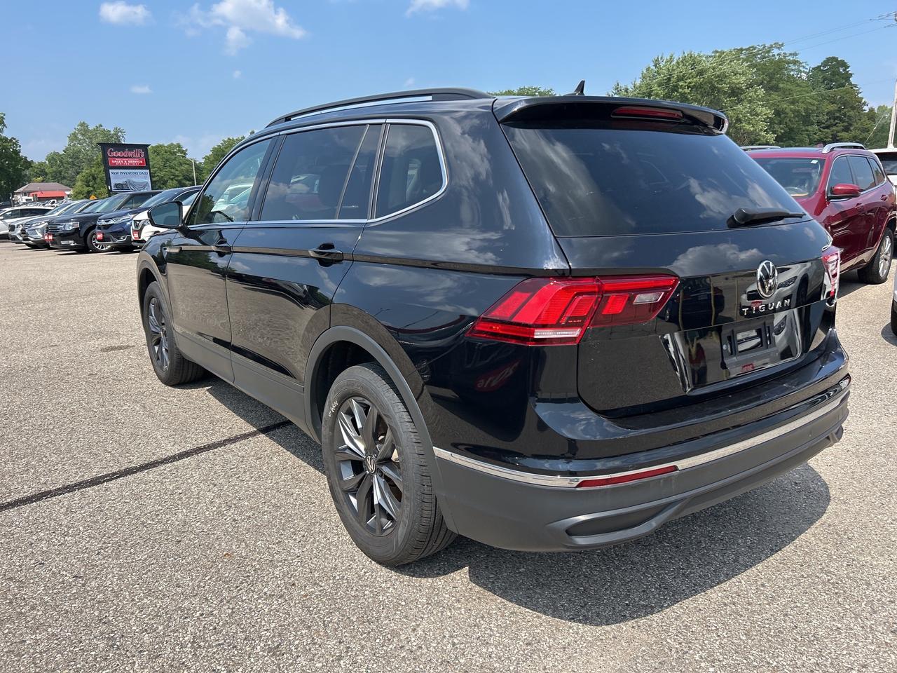 2022 Volkswagen Tiguan SE, LEATHER, CLEAN CARFAX, BACK UP CAMERA! Photo
