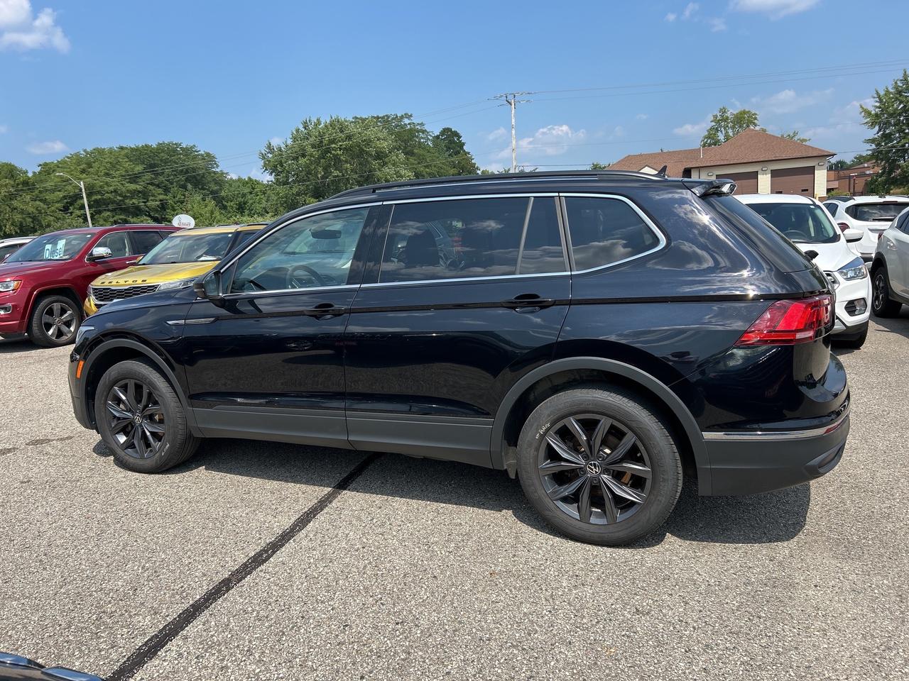2022 Volkswagen Tiguan SE, LEATHER, CLEAN CARFAX, BACK UP CAMERA! Photo