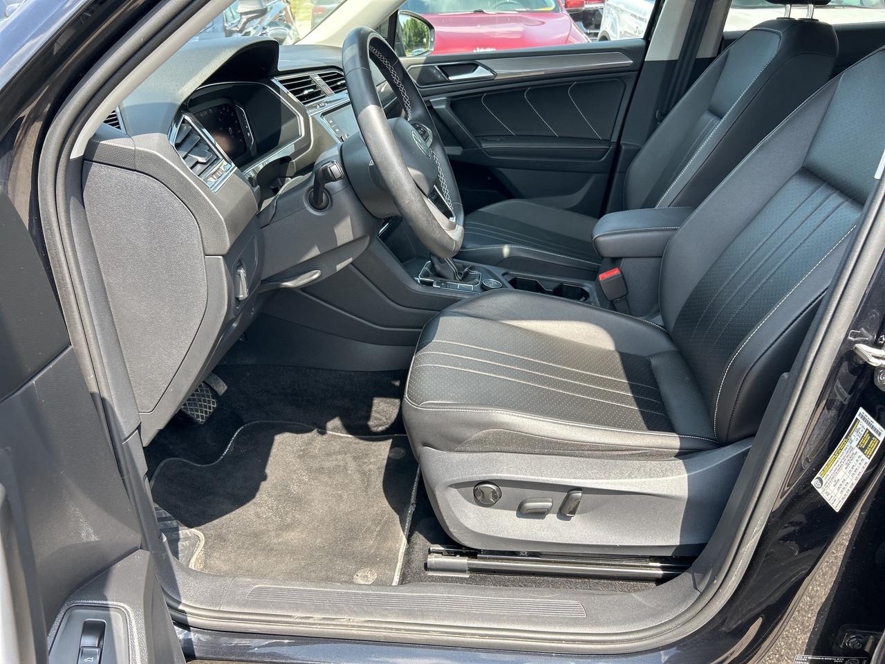 2022 Volkswagen Tiguan SE, LEATHER, CLEAN CARFAX, BACK UP CAMERA! Photo