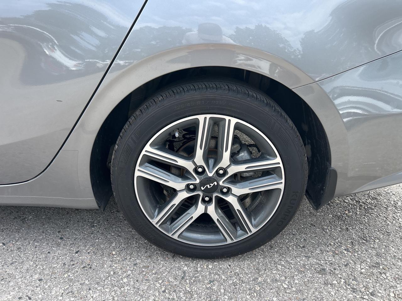 2023 Kia Forte EX, AUTO, 31 000 KMS, HEATED SEATS, SUNROOF! Photo