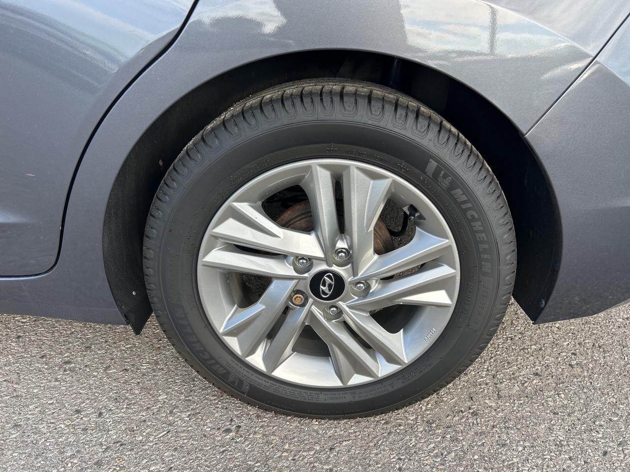 2019 Hyundai Elantra PREFERRED, CLEAN CARFAX, SUNROOF, HEATED SEATS! Photo