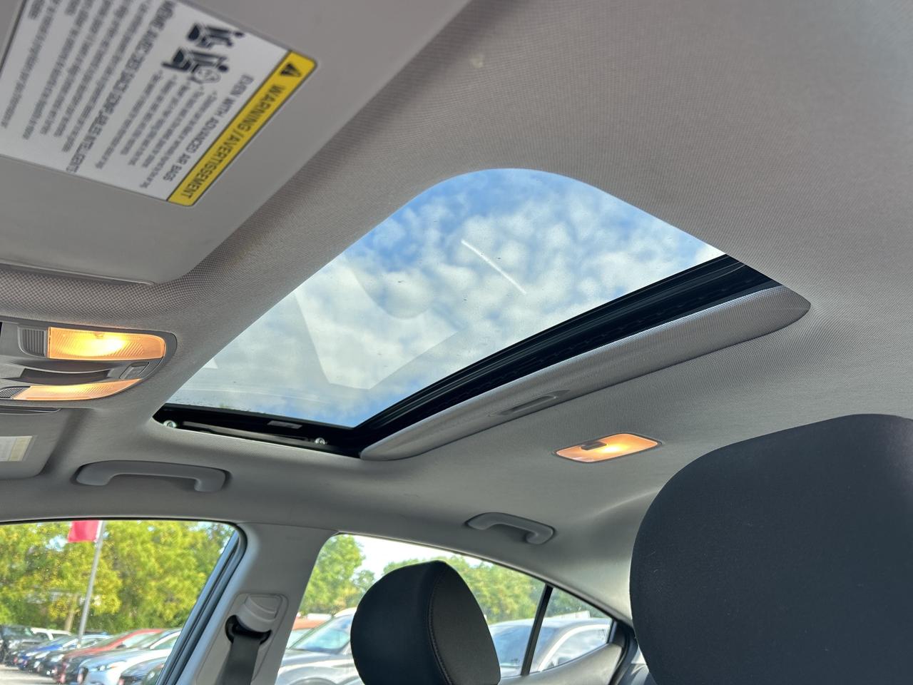 2019 Hyundai Elantra PREFERRED, CLEAN CARFAX, SUNROOF, HEATED SEATS! Photo