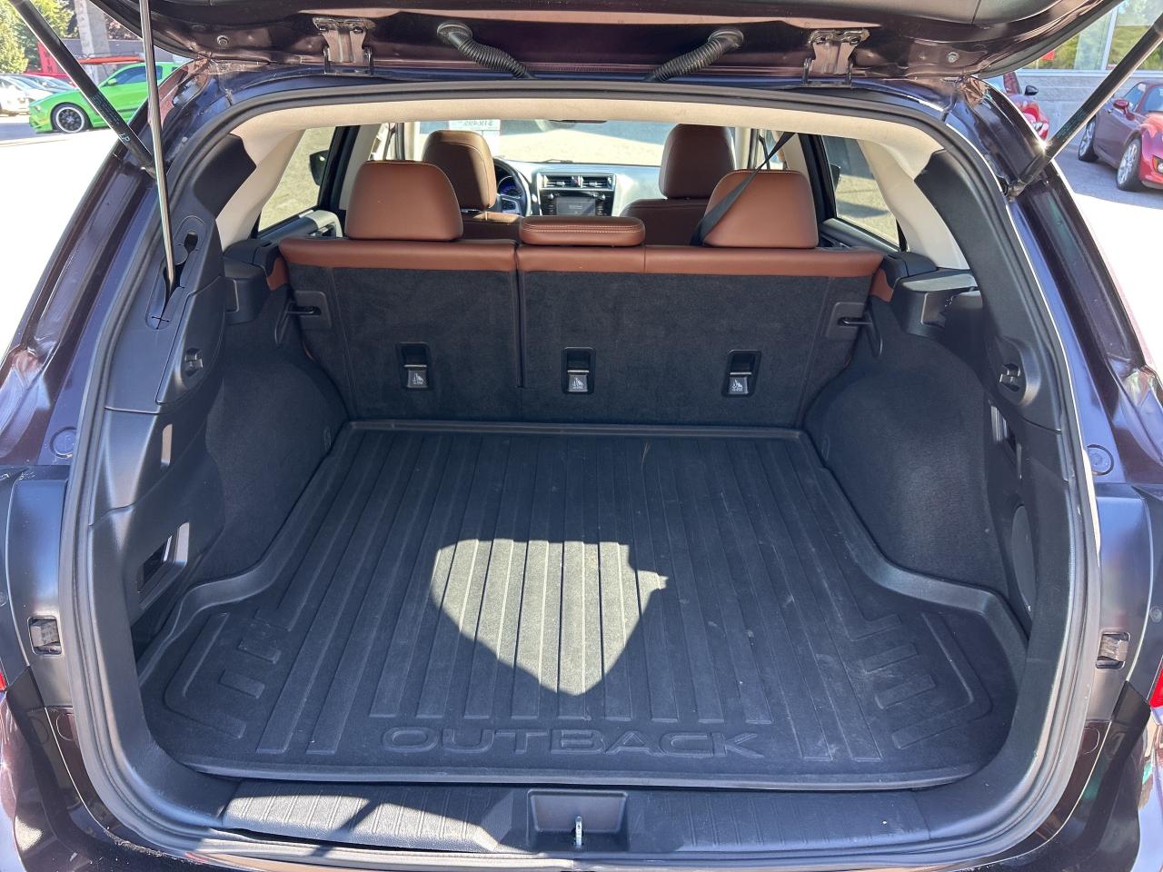 2017 Subaru Outback 3.6R TOURING, CLEAN CARFAX, HEATED LEATHER! - Photo #11