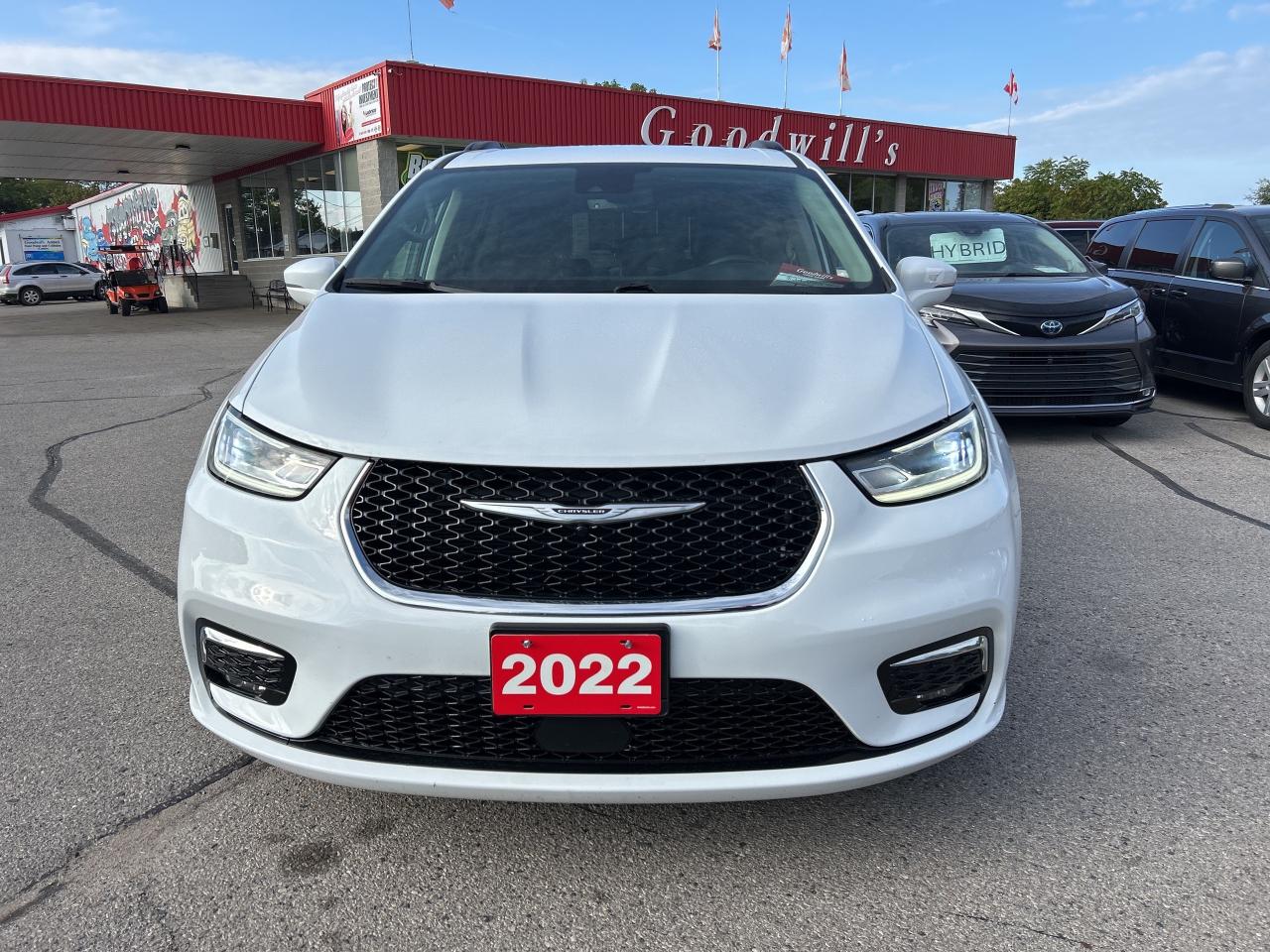 2022 Chrysler Pacifica TOURING L, AWD, CLEAN CARFAX, REMOTE START! - Photo #3