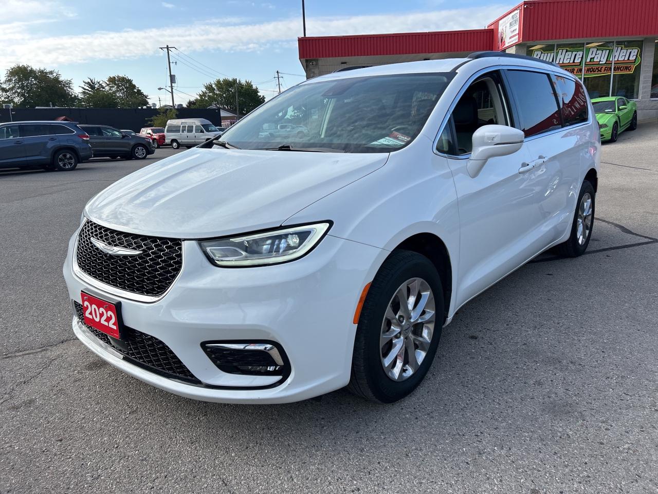 2022 Chrysler Pacifica TOURING L, AWD, CLEAN CARFAX, REMOTE START! - Photo #2