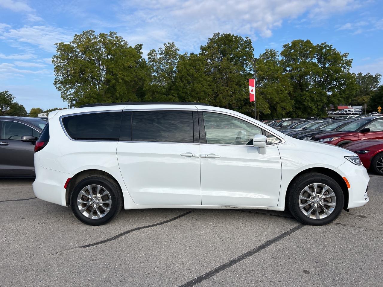 2022 Chrysler Pacifica TOURING L, AWD, CLEAN CARFAX, REMOTE START! - Photo #5