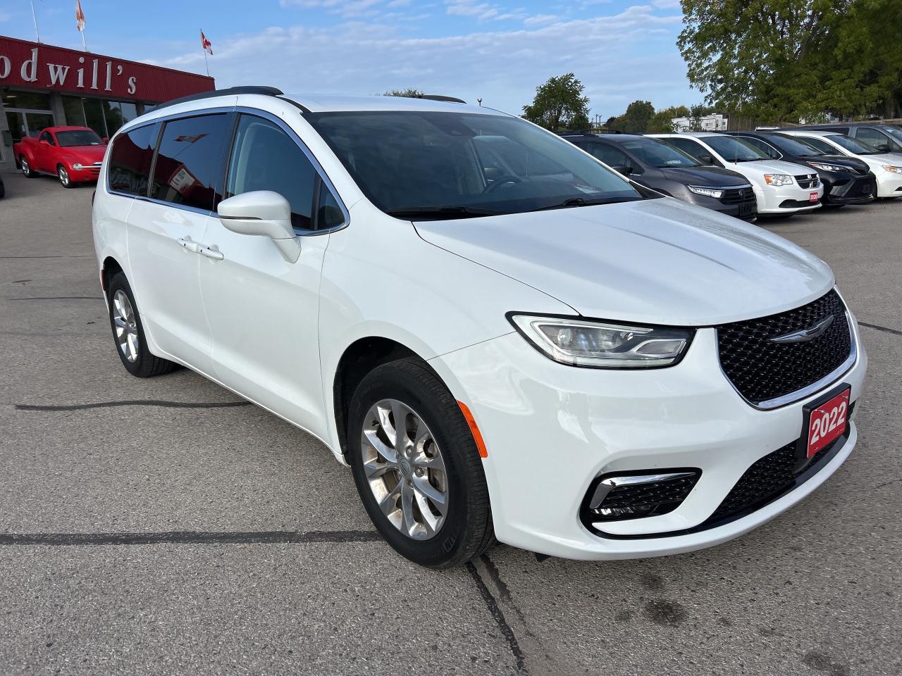 2022 Chrysler Pacifica TOURING L, AWD, CLEAN CARFAX, REMOTE START! - Photo #4