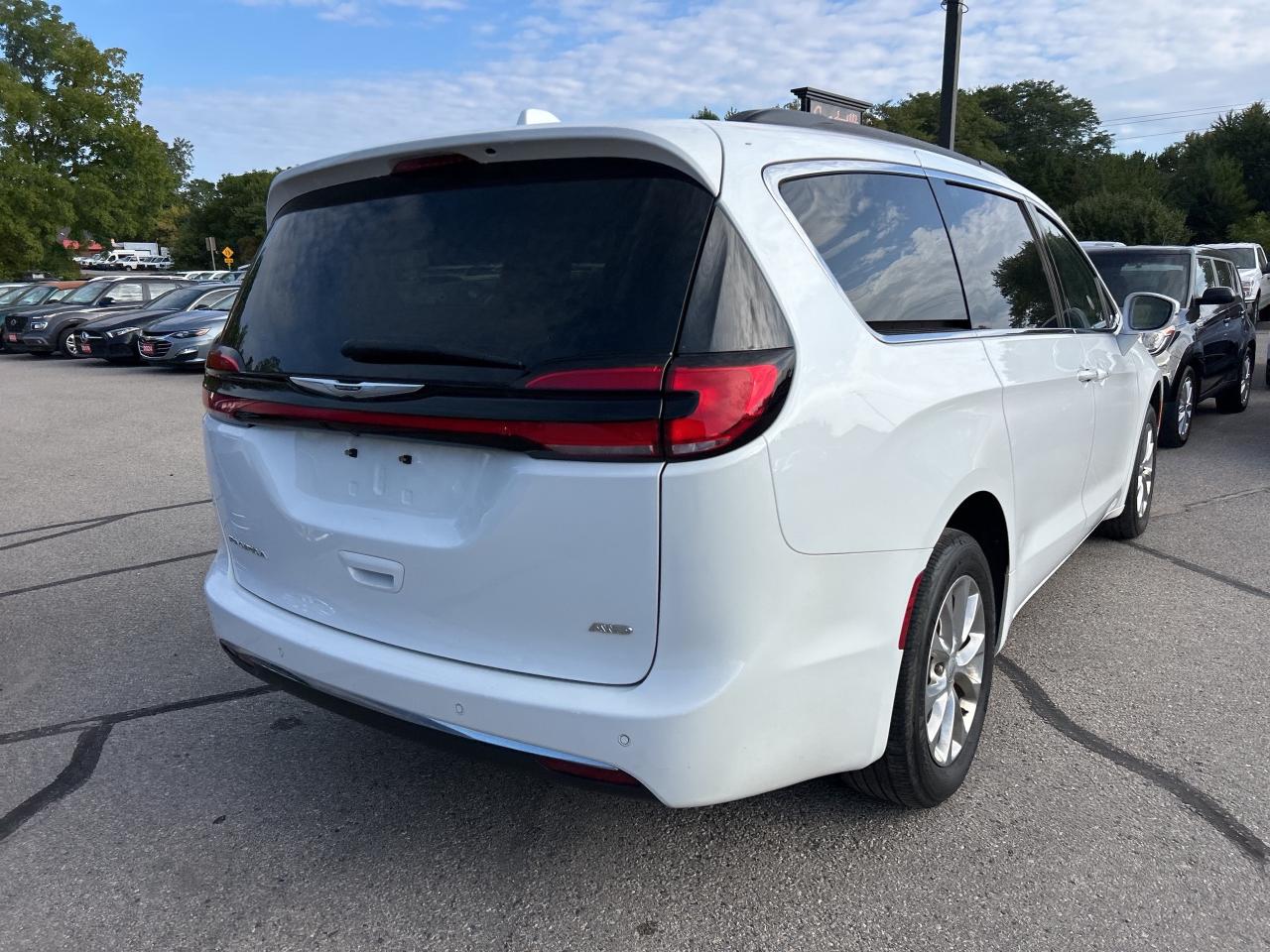 2022 Chrysler Pacifica TOURING L, AWD, CLEAN CARFAX, REMOTE START! - Photo #6