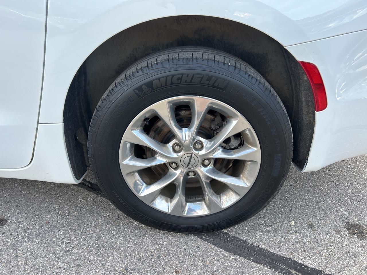 2022 Chrysler Pacifica TOURING L, AWD, CLEAN CARFAX, REMOTE START! - Photo #10