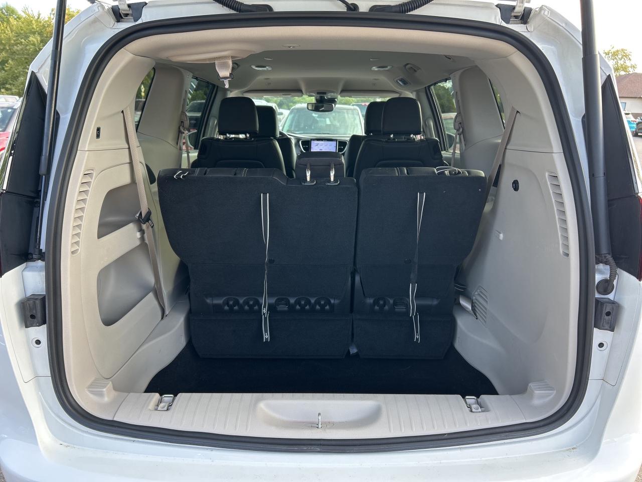 2022 Chrysler Pacifica TOURING L, AWD, CLEAN CARFAX, REMOTE START! - Photo #11