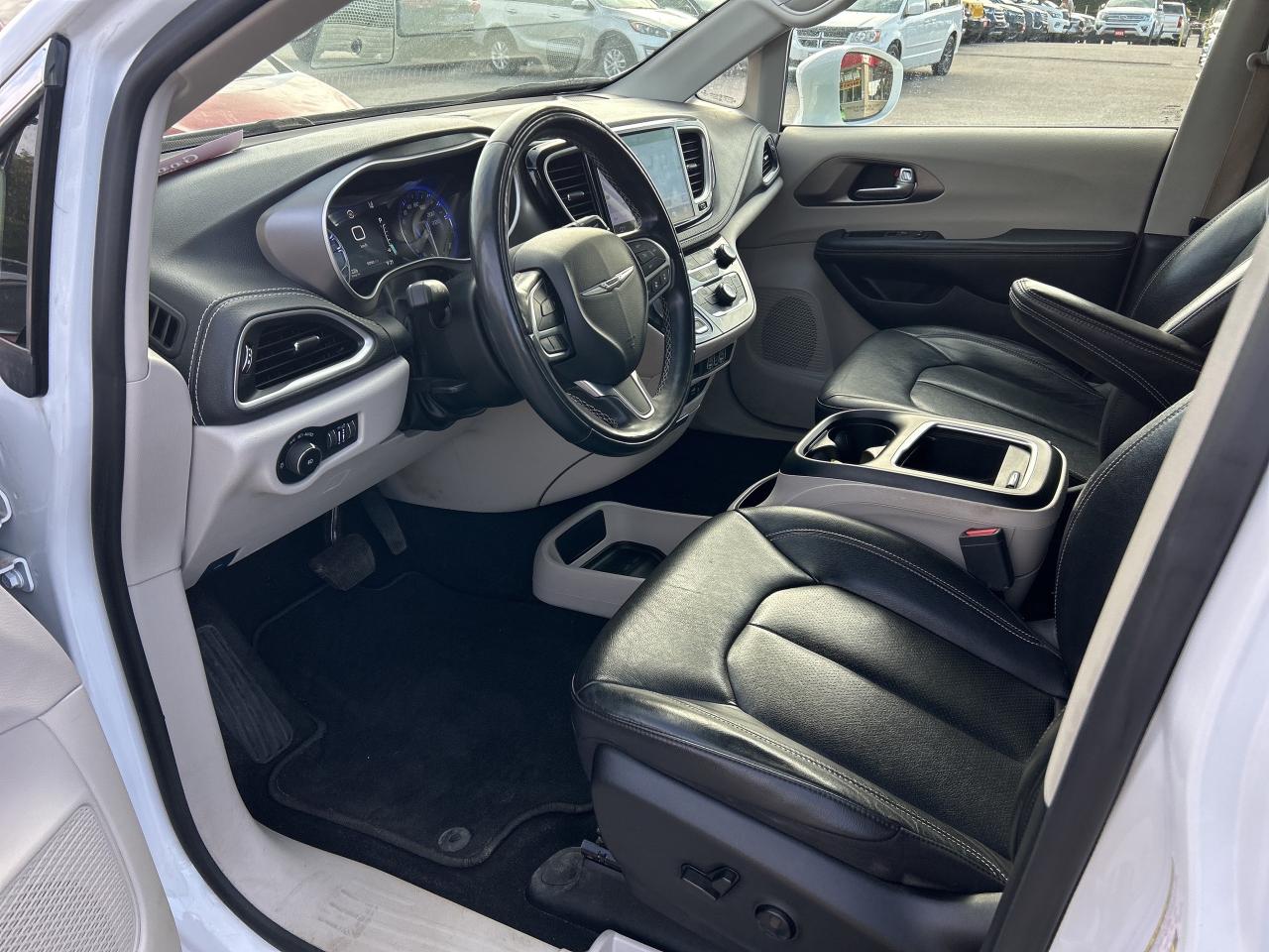 2022 Chrysler Pacifica TOURING L, AWD, CLEAN CARFAX, REMOTE START! - Photo #15