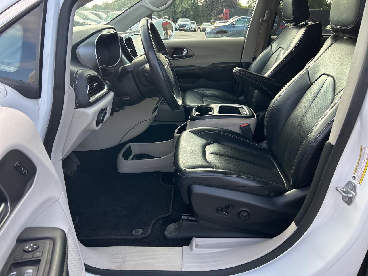 2022 Chrysler Pacifica TOURING L, AWD, CLEAN CARFAX, REMOTE START! - Photo #16