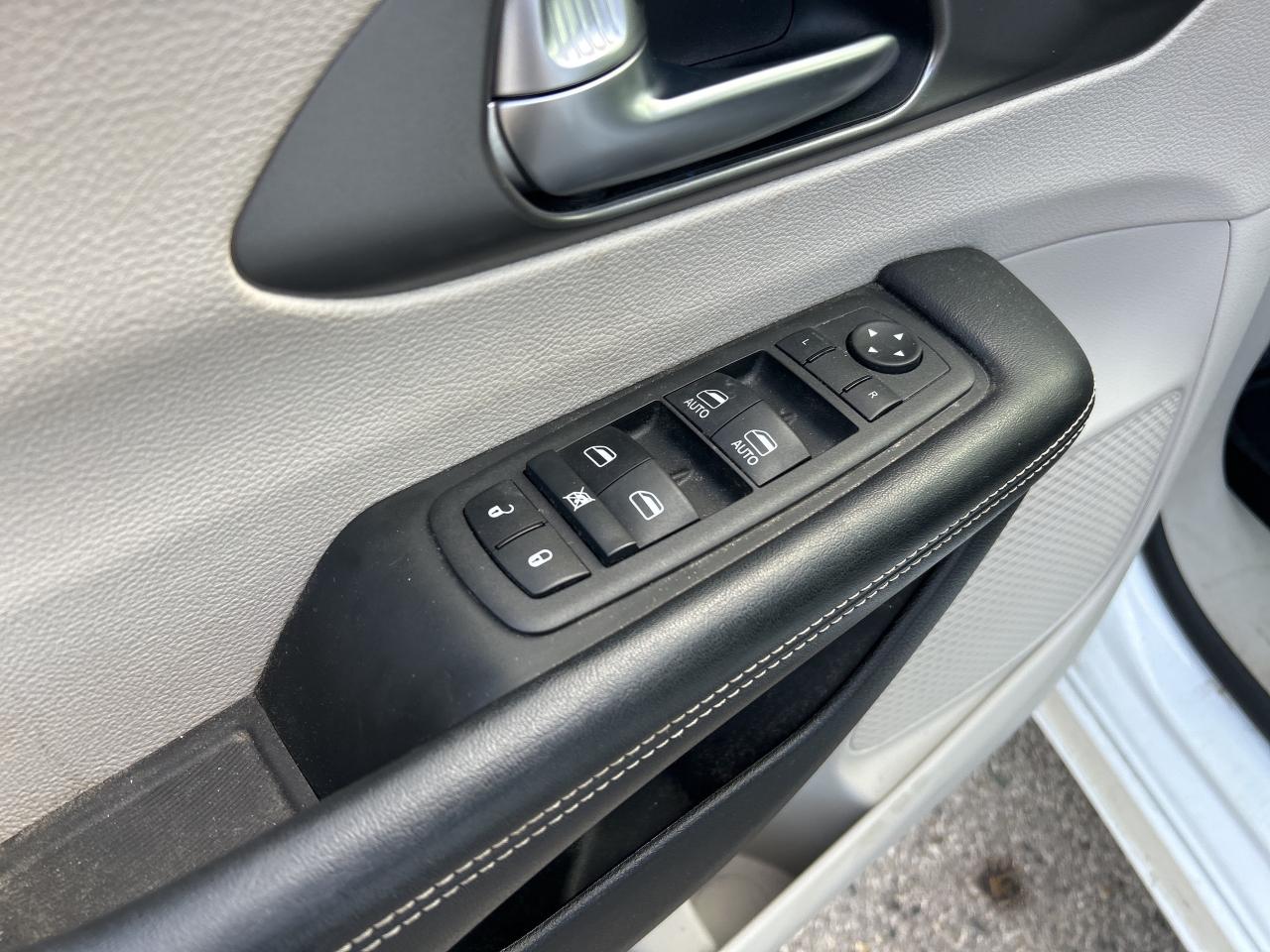 2022 Chrysler Pacifica TOURING L, AWD, CLEAN CARFAX, REMOTE START! - Photo #17