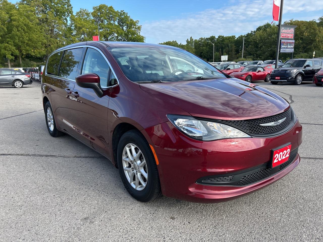 2022 Dodge Grand Caravan SXT, CLEAN CARFAX, POWER DOORS, REMOTE START! - Photo #4