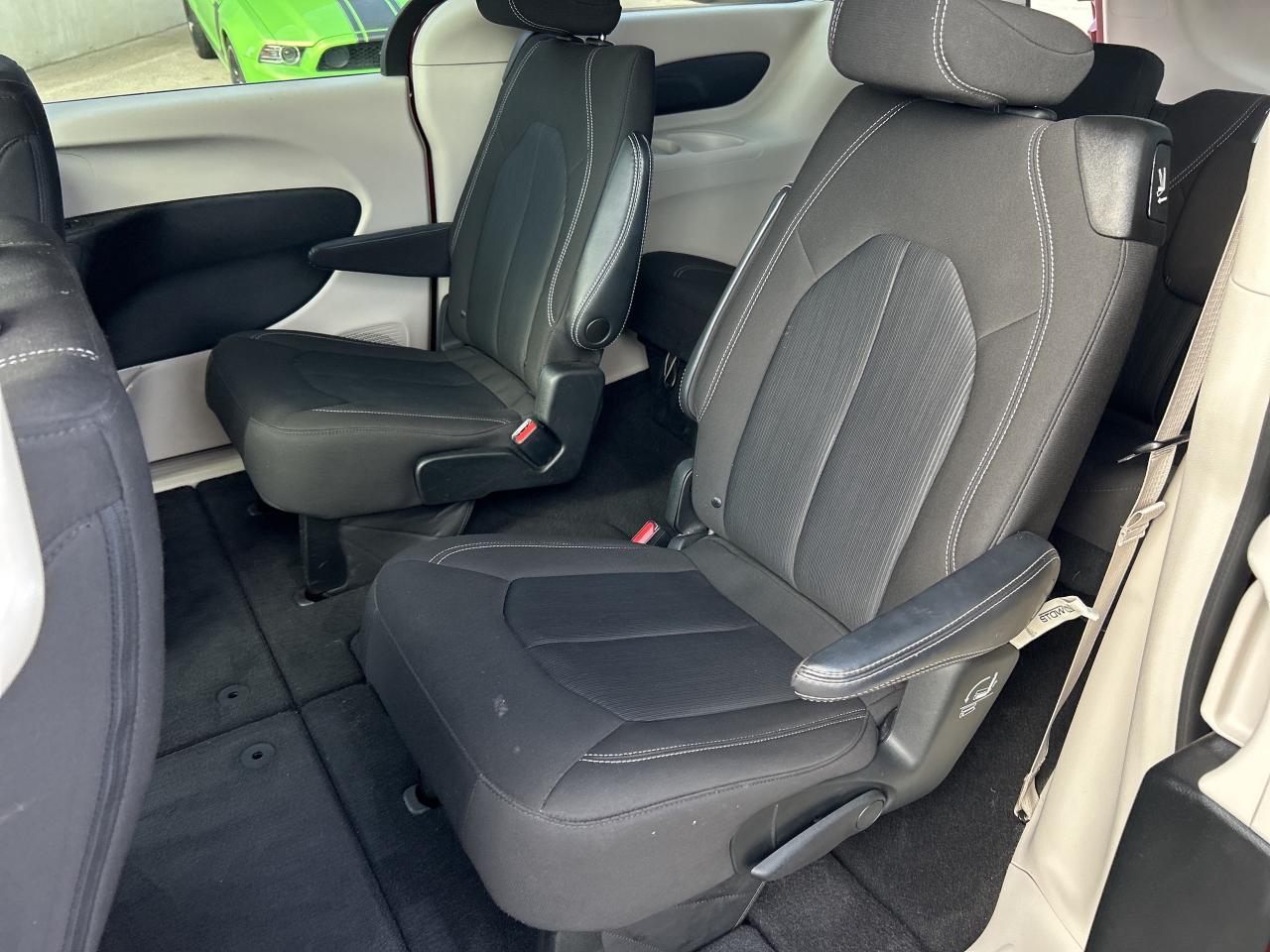 2022 Dodge Grand Caravan SXT, CLEAN CARFAX, POWER DOORS, REMOTE START! - Photo #12