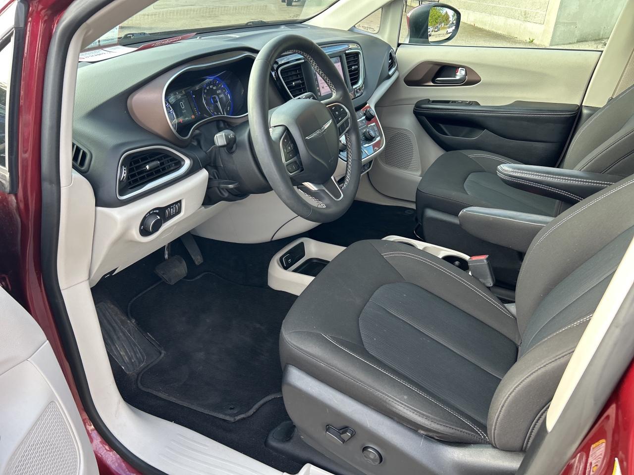 2022 Dodge Grand Caravan SXT, CLEAN CARFAX, POWER DOORS, REMOTE START! - Photo #15