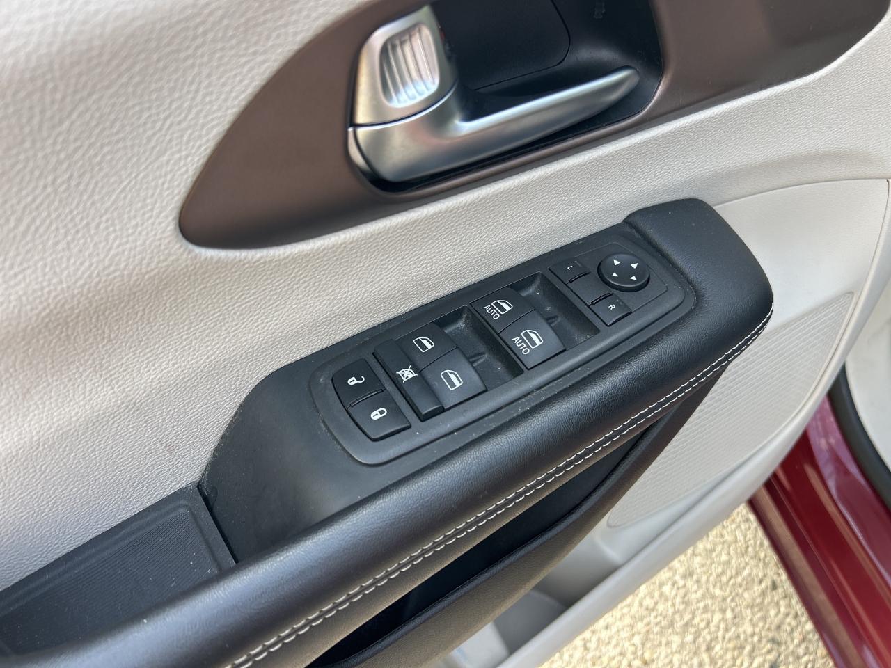 2022 Dodge Grand Caravan SXT, CLEAN CARFAX, POWER DOORS, REMOTE START! - Photo #17