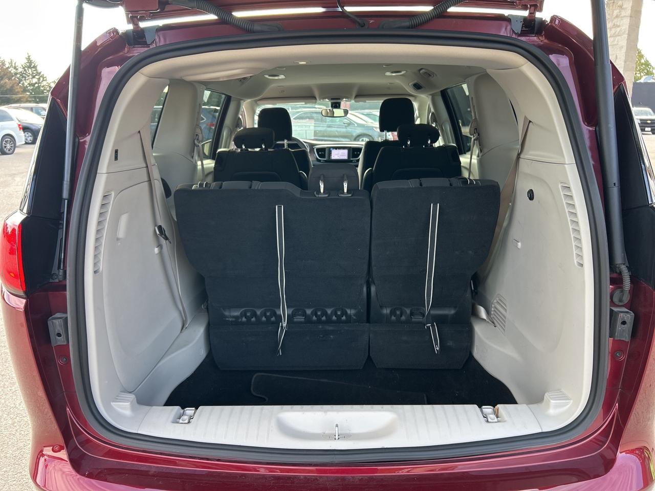 2022 Dodge Grand Caravan SXT, CLEAN CARFAX, POWER DOORS, REMOTE START! Photo