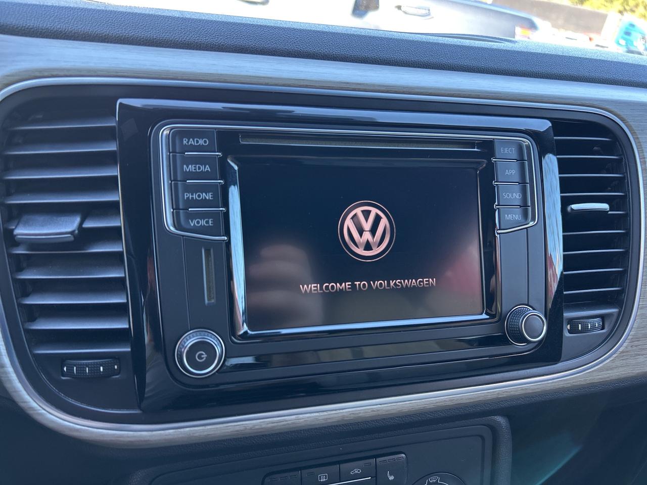 2018 Volkswagen Beetle Convertible TRENDLINE, AUTO, BACK UP CAM, BLINDSPOT MONITORS! - Photo #19