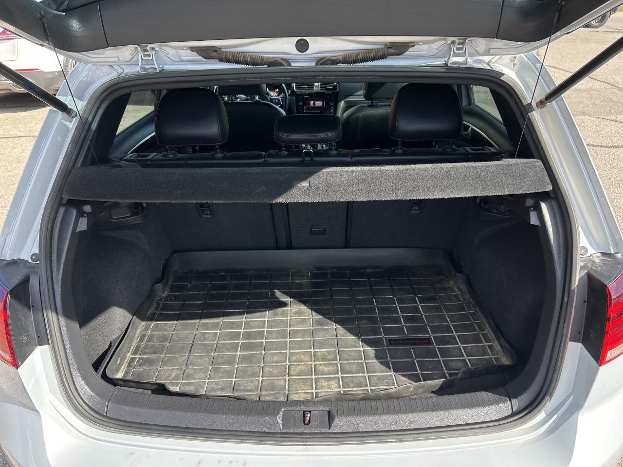 2018 Volkswagen Golf GTI AUTOBAHN, 6 SPEED MANUAL, HEATED LEATHER - Photo #11