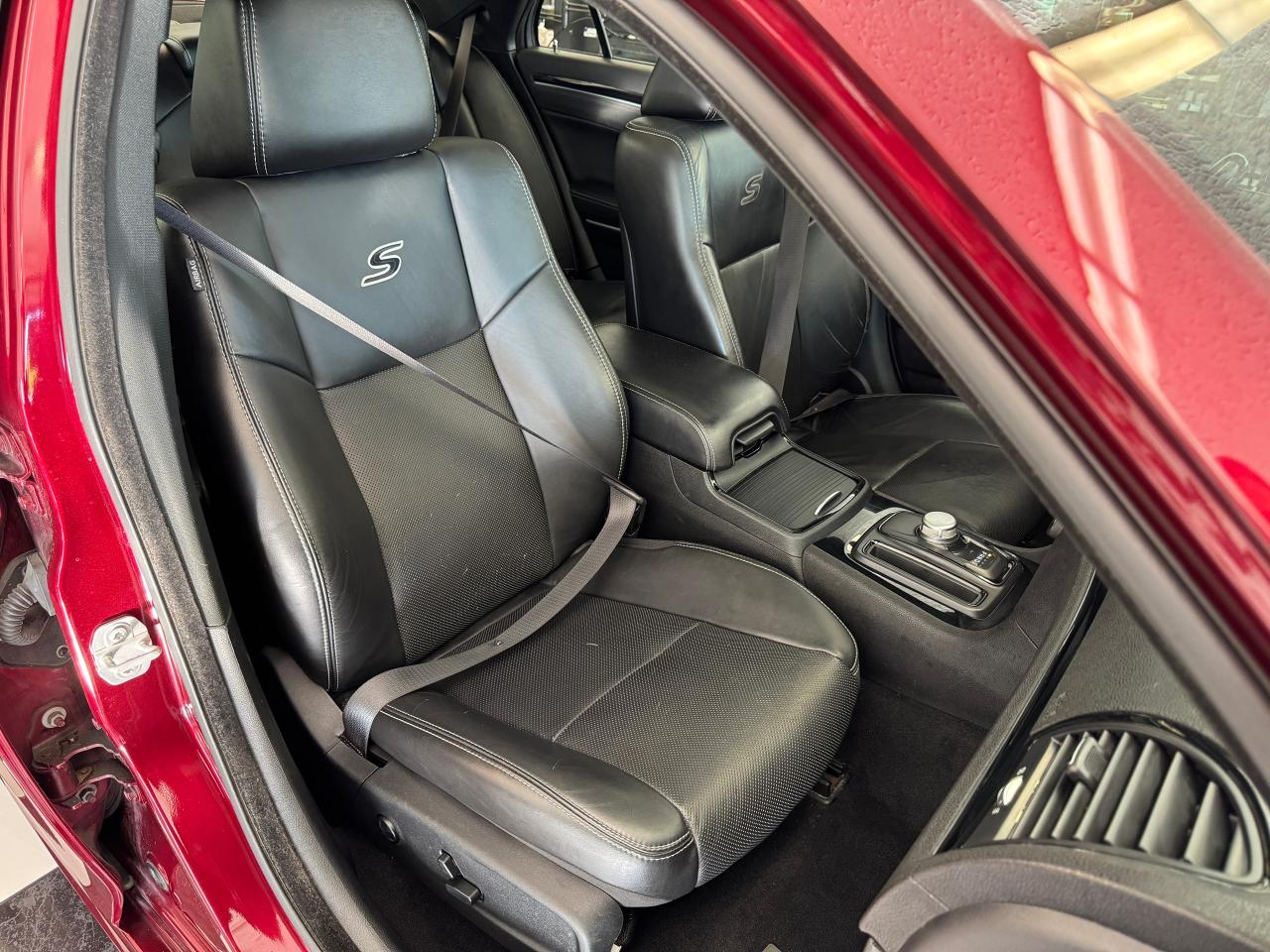 2019 Chrysler 300 300S+New Brakes+Roof+Adaptive Cruise+CLEAN CARFAX Photo26