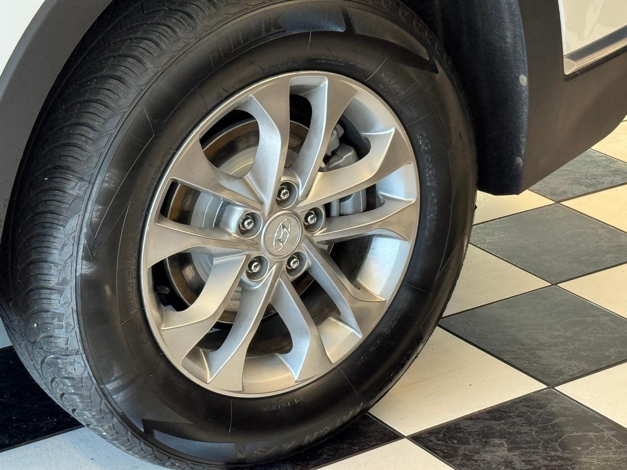 2019 Hyundai Santa Fe Essential AWD w/Safety+New Tires+Brake+CLEANCARFAX Photo