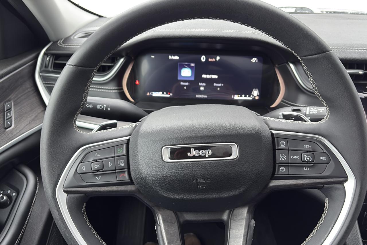 2023 Jeep Grand Cherokee L Limited- 7 passenger, Sunroof, Leather, Loaded Photo