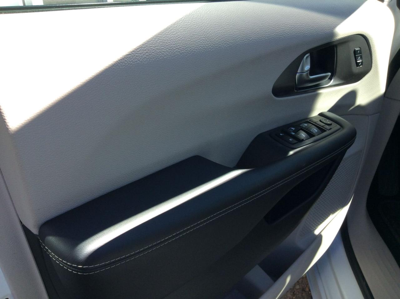 2023 Chrysler Pacifica Hybrid Touring L Photo