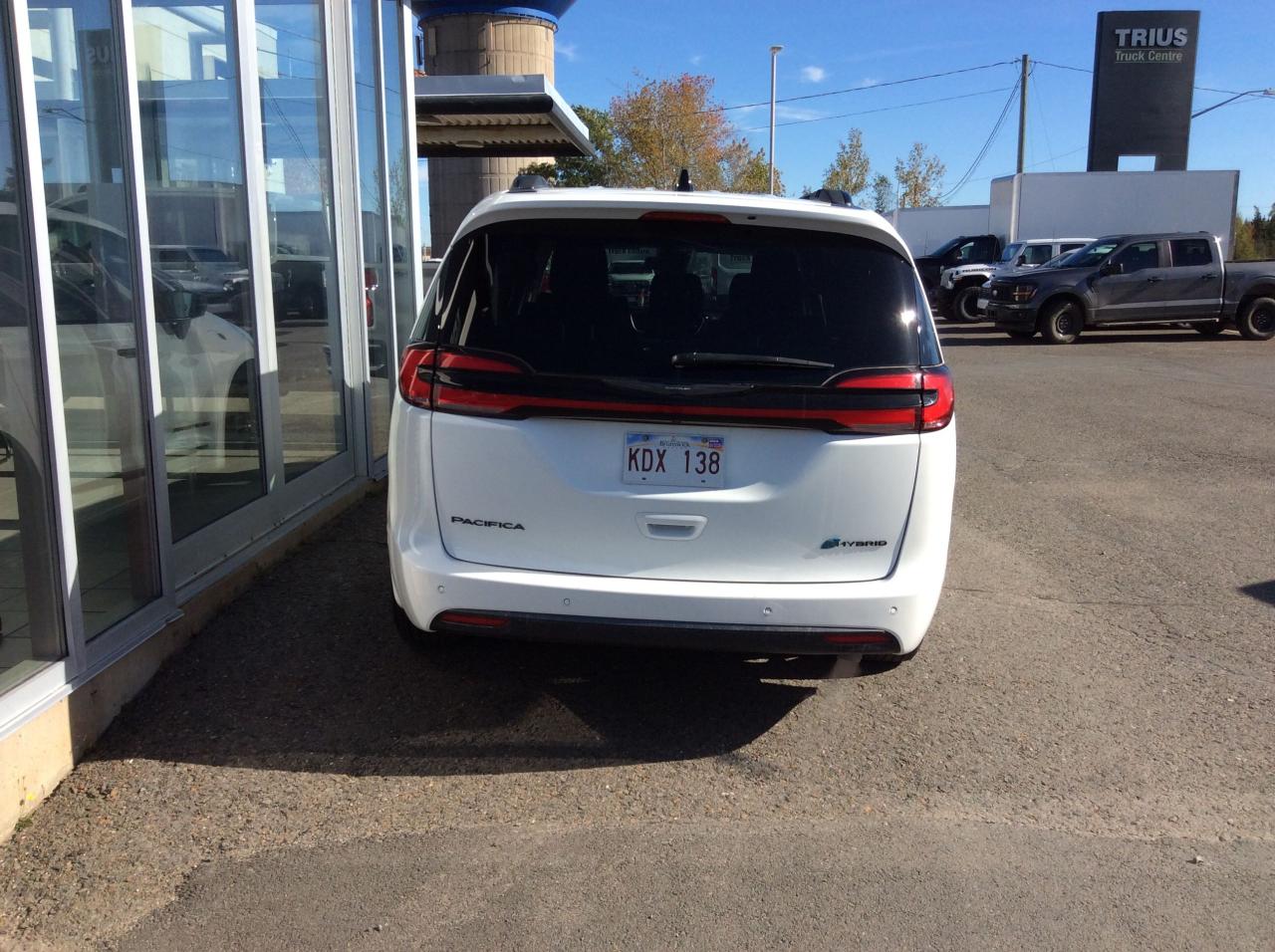 2023 Chrysler Pacifica Hybrid Touring L Photo